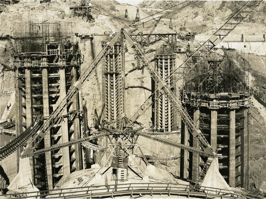 capbcon's tweet image. The U.S. drilled a new water intake under Lake Mead because the reservoir dropped too low.

At Hoover Dam Intake No. 3, engineers built a new intake tunnel 600 m long and ~7.5 m in diameter, set at ~260 m below the lake surface—about 45 m deeper than previous intakes. The system…
