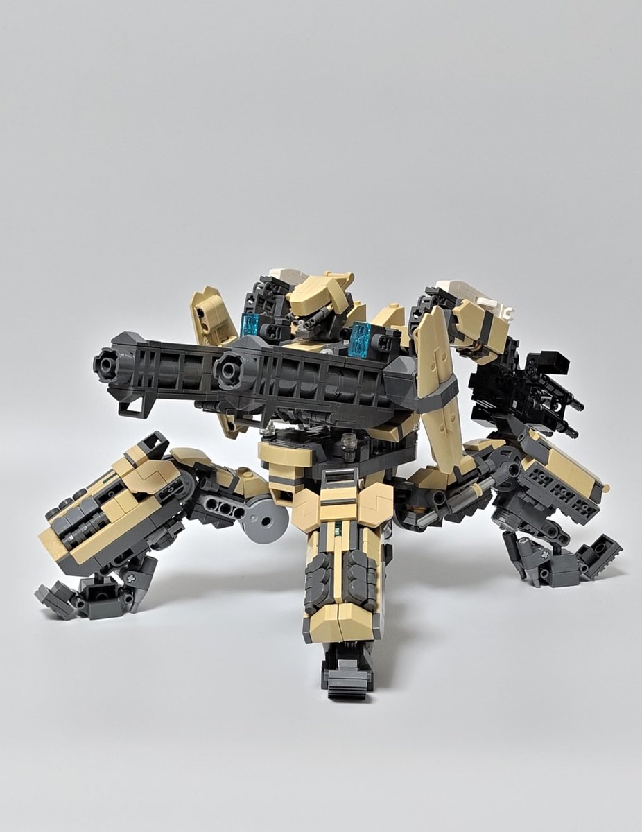 87gd_LeGo's tweet image. 「Vulcanus」
頭部、胸部の複数のセンサーとモード切替によって砲撃、対空迎撃に特化した機体。
脚部によって地形を選ばず移動、砲撃時の安定性を確保。そのほか迎撃用装備や緊急回避により損耗率を下げることとなった。

#LEGO
 #４脚レゴロボコンテスト