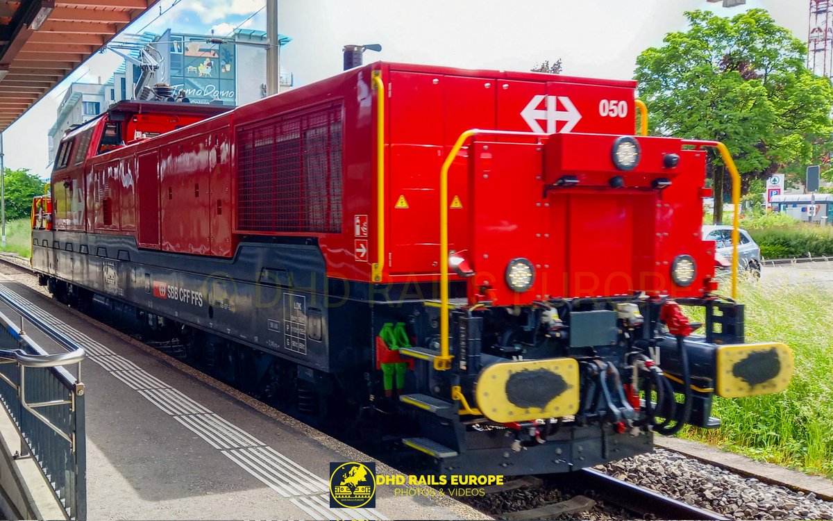 PASSING THROUGH

One of SBB CFF FFS' shunting locomotive passing through Kloten on its way to Zürich.

🚆 SBB CFF FFS | Alstom Prima H4 / Aem 940 050
📷 May 2025; Kloten, Switzerland

#trains