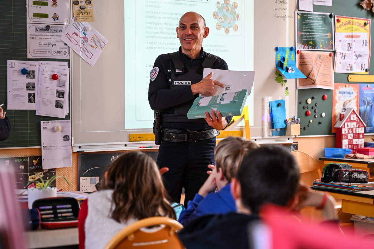 PoliceNat79's tweet photo. PRÉVENTION 💻🔐 | Aujourd’hui, la @PoliceNationale #DeuxSèvres est allée à la rencontre des CM2 d’une école du quartier Saint-Liguaire pour lancer la mallette pédagogique du #PermisInternet. Nous reviendrons dans quelques semaines pour évaluer leurs progrès. https://t.co/Bqnu5J9fxE