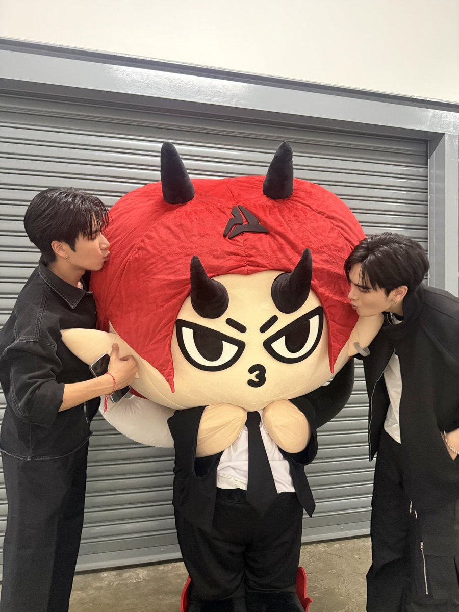 domiia_GMMTV's tweet image. ไว้เจอกานอีกนะฮ้าฟอุนย่า อุนยาย แด๊ดป๊าเมี่ยงมีฟามสุขมากกก ทุกคนมาเยอะมากมาก กลับบ้านดีดีน้า ร้ากกกกก ❤️‍🔥
#สนามอ่านเล่น2026xPerthSanta