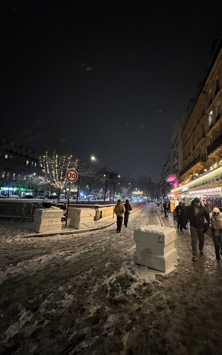 الثلج اليوم غريب