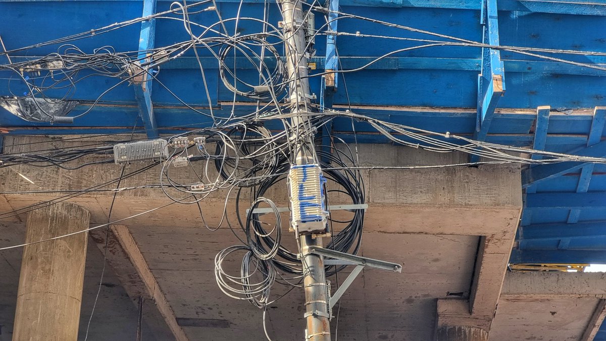 Lamentablemente viene de hace muchos años. Hace uno y medio, expliqué por qué esta maraña sigue existiendo y por qué está lejos de que se le ponga fin

eldiarioar.com/opinion/ciudad…

(Fotos de septiembre de 2024 en Belgrano)