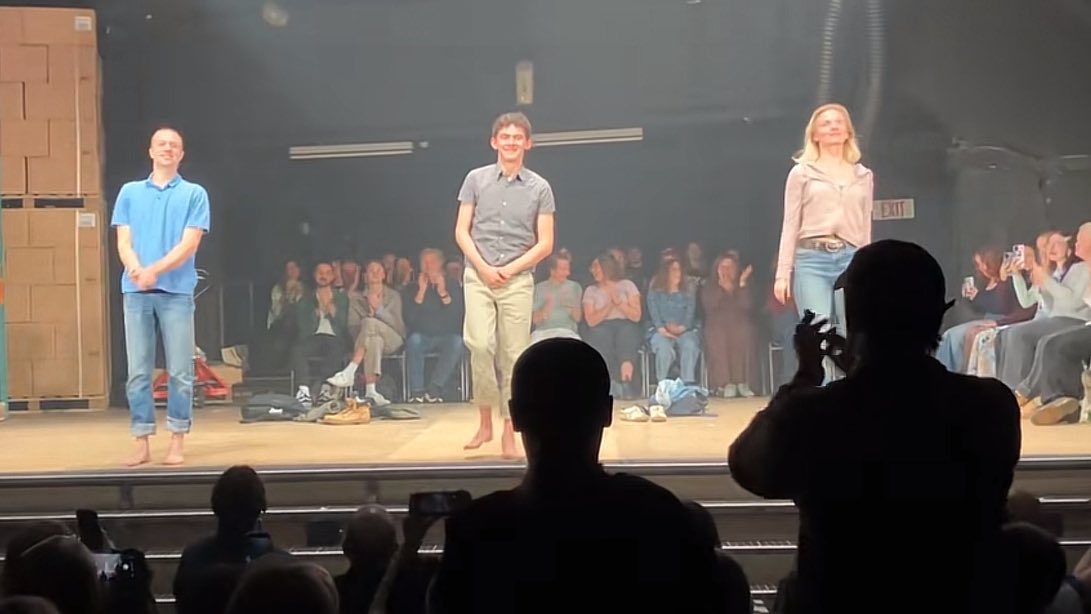 Heartstopper73's tweet image. Love this picture of Kit applauding Joe after Clarkston. That big smile from Joe and Kit showing how proud he is of Joe #bestfriends