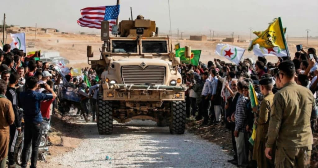 OrgaCommuniste's tweet image. 🔴L'impérialisme n'a pas d'alliés, il n'a que des vassaux.

En Syrie, les FDS viennent de l'apprendre dans le sang. L'exclusion des Kurdes des accords de Paris prouve une chose : Washington vous lâche dès que ça l'arrange.

On revient sur cette trahison. ⬇️ #OCF #JDM #Syrie