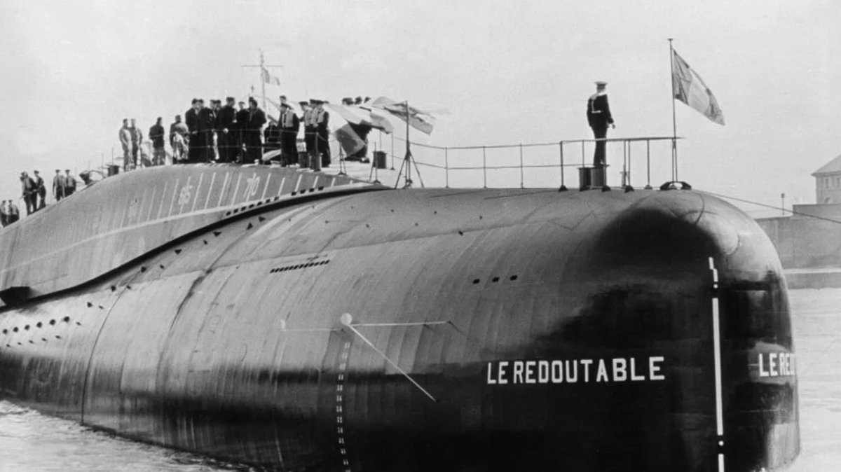 TheatrumBelli's tweet photo. 29 janvier 1972 : le sous-marin nucléaire #LeRedoutable débute sa première patrouille opérationnelle.
---
Le sous-marin #nucléaire lanceur d’engins (#SNLE) Le Redoutable est le premier sous-marin de ce type construit par la #France. Il fait partie d’une classe de sous-marins qui comprenait 6 navires. Propulsé par un réacteur nucléaire à eau pressurisée, il emportait 16 missiles à tête nucléaire de type M20 et était armé par un équipage de 135 personnes. Sa construction a débuté en 1964 et il est entré en service en 1971. Il a été désarmé en décembre 1991.
En 20 ans de service, il a effectué 51 patrouilles, 3 469 journées en mer, et 83 500 heures de plongée (soit 11 ans à la mer dont 10 en plongée). Le Redoutable a été retiré du service actif le 13 décembre 1991 et condamné le 24 juillet 1992. Avant son retrait du service actif et après enlèvement des missiles balistiques, il effectua une escale avec relève d’équipage à Dakar en avril 1991 soutenu par le TCD Orage (opération Jubarte, pour tester grandeur nature une relève d’équipage loin des bases). Ce fut la seule escale en terre africaine de l’histoire des SNLE français.
Le 7 octobre 1991, Le Redoutable revient sur la base du port militaire de Cherbourg, où son constructeur, la direction des constructions navales, se lance dans son démantèlement qui durera un peu plus de deux années. Dans le courant de l’année 1993, la tranche réacteur est séparée du reste du sous-marin puis entreposée pour quelques dizaines d’années sur une aire antisismique spécialement aménagée et protégée dans la zone militaire du Homet avant stockage définitif sur un site de l’ANDRA.
----
https://t.co/HvOn6gIgFn