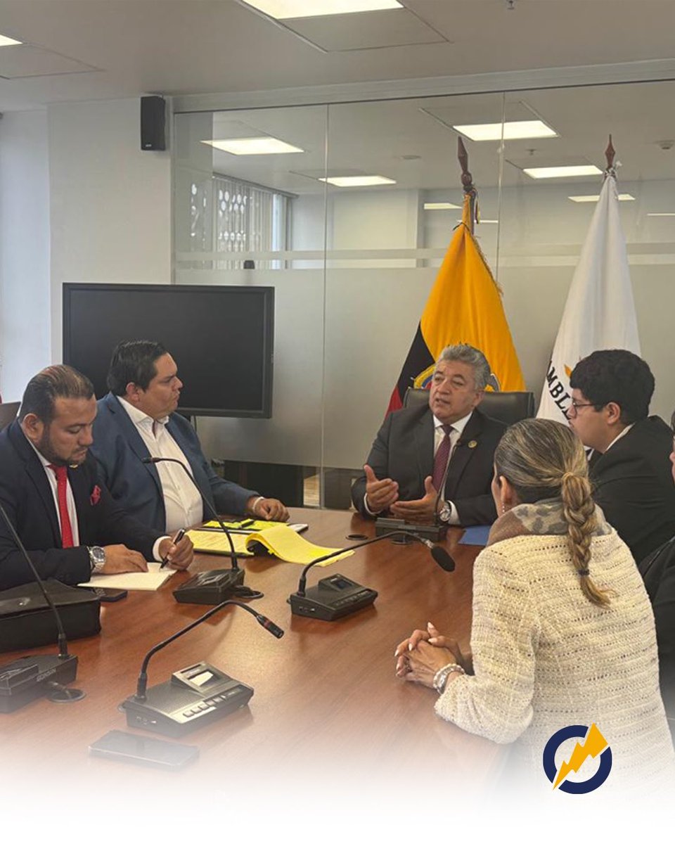 🤝 Seguimos trabajando por la defensa de los derechos laborales.

Mantuvimos una reunión con Eckenner Recalde, presidente de la Comisión de Derecho al Trabajo, para analizar la reclasificación laboral que involucra a cerca de 1.800 colaboradores de CNEL EP.

📌 El diálogo