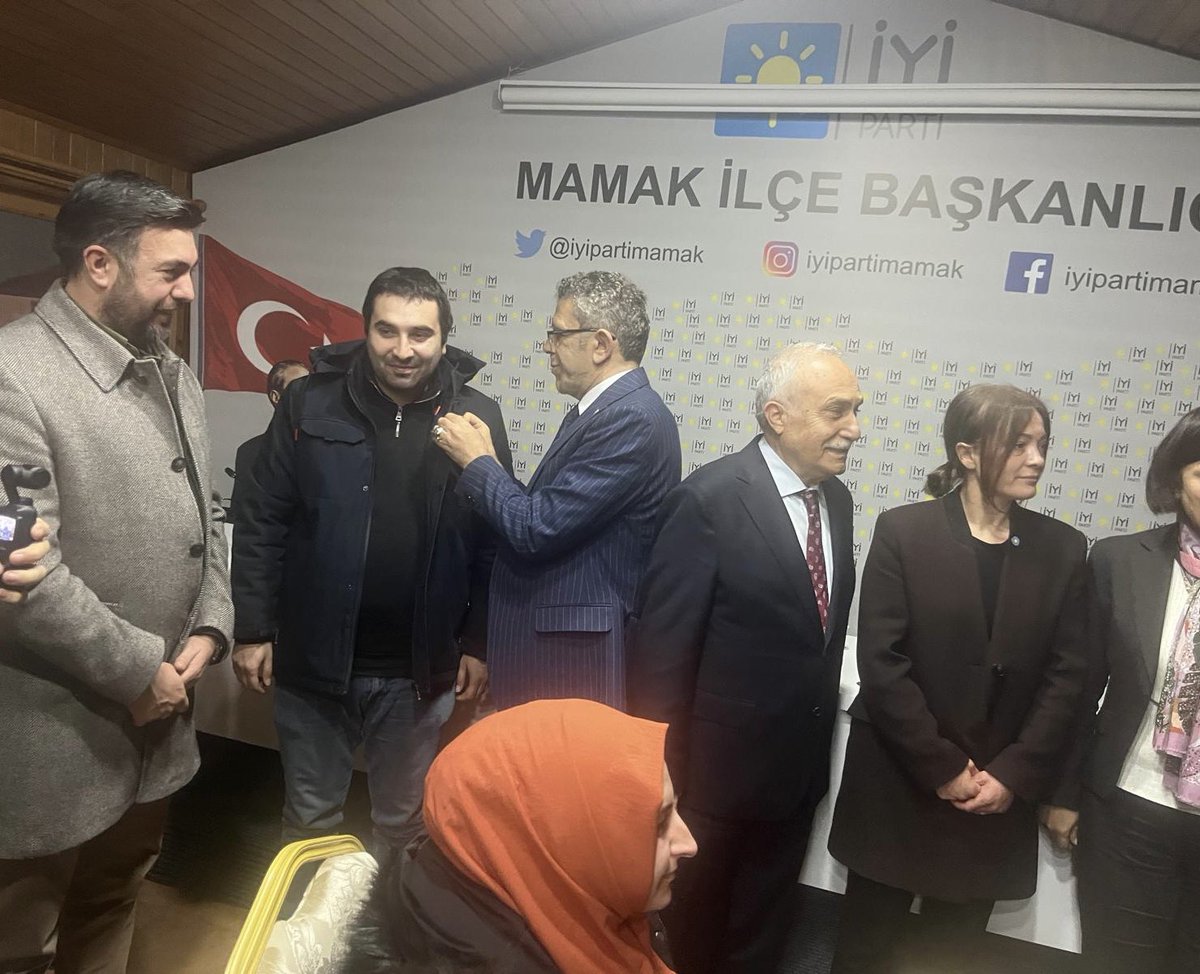 Geceyi,Mamak ilçemizde 14 mahallede
saha çalışmasına katılan ekiplerimizle tamamladık.
Bugünkü çalışmalar esnasında partimize 110 üye kazandıran teşkilatımıza 👏
“Adalet,Müsavat
Yaşasın Teşkilat” 
<a href="/iyiparti/">İYİ Parti</a> <a href="/MDervisogluTR/">Müsavat Dervişoğlu</a> 
<a href="/iyipartiankara/">İYİ Parti Ankara İl Başkanlığı</a> <a href="/iyipartimamakkk/">İYİ Parti Mamak İlçe Başkanlığı</a>