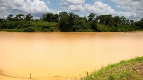 JUULEJU95's tweet photo. This isn't a dirt road. This is a RIVER in Ghana.

Silt, mercury, and greed are killing our lifelines. We need an immediate ban on all mining in forest reserves and water bodies.

Stand with us: #StopGalamseyNow #SaveOurRivers @EarthDay @UNEP https://t.co/s0gmBGqG3K