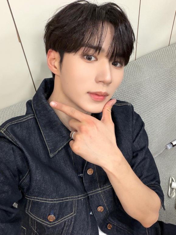 ( 📸 ) +CHAT › 

⤷ #JUNSEO : Tout les ALLYZ qui aime les vestes en jean rassemblez vous ! 🙌🥰

#KIMJUNSEO #김준서          #ALPHADRIVEONE