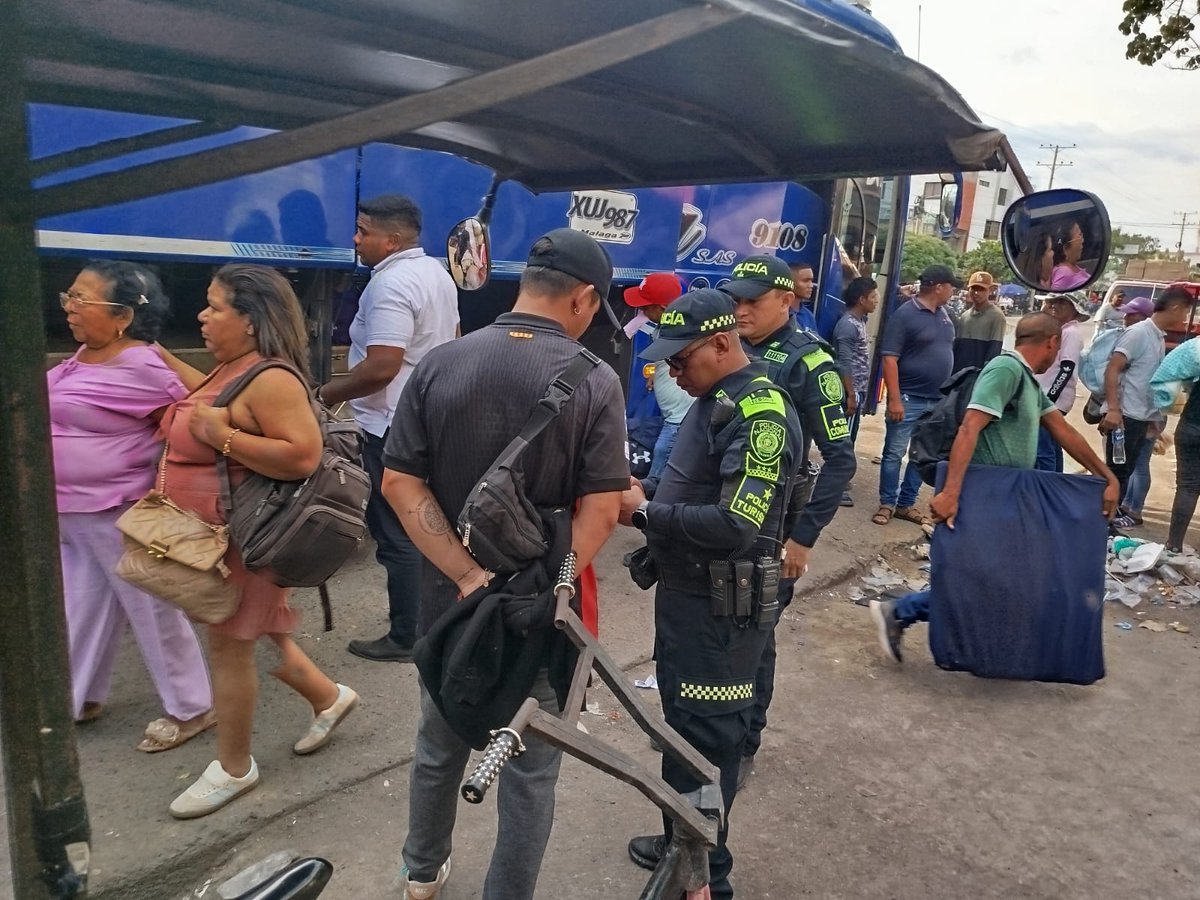 PoliciaDeCesar's tweet photo. Durante las ferias y fiestas de #Bosconia, intensificamos acciones de prevención contra la extorsión y otros delitos, brindando recomendaciones de autoprotección a residentes y turistas. 

Denuncie cualquier hecho al 📞123 🚓#CesarTerritorioSeguro https://t.co/B9XLG6XytR