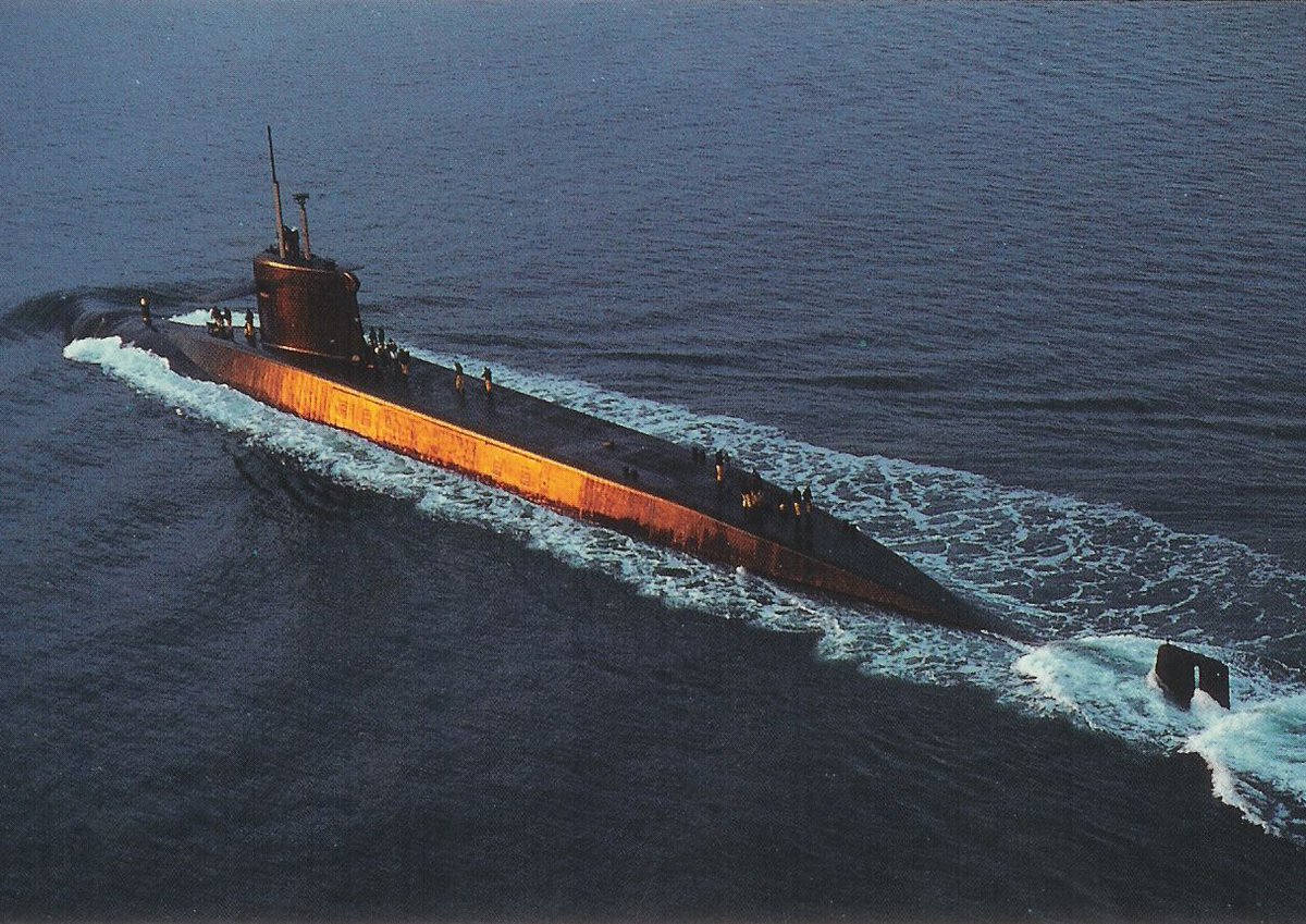 TheatrumBelli's tweet photo. 29 janvier 1972 : le sous-marin nucléaire #LeRedoutable débute sa première patrouille opérationnelle.
---
Le sous-marin #nucléaire lanceur d’engins (#SNLE) Le Redoutable est le premier sous-marin de ce type construit par la #France. Il fait partie d’une classe de sous-marins qui comprenait 6 navires. Propulsé par un réacteur nucléaire à eau pressurisée, il emportait 16 missiles à tête nucléaire de type M20 et était armé par un équipage de 135 personnes. Sa construction a débuté en 1964 et il est entré en service en 1971. Il a été désarmé en décembre 1991.
En 20 ans de service, il a effectué 51 patrouilles, 3 469 journées en mer, et 83 500 heures de plongée (soit 11 ans à la mer dont 10 en plongée). Le Redoutable a été retiré du service actif le 13 décembre 1991 et condamné le 24 juillet 1992. Avant son retrait du service actif et après enlèvement des missiles balistiques, il effectua une escale avec relève d’équipage à Dakar en avril 1991 soutenu par le TCD Orage (opération Jubarte, pour tester grandeur nature une relève d’équipage loin des bases). Ce fut la seule escale en terre africaine de l’histoire des SNLE français.
Le 7 octobre 1991, Le Redoutable revient sur la base du port militaire de Cherbourg, où son constructeur, la direction des constructions navales, se lance dans son démantèlement qui durera un peu plus de deux années. Dans le courant de l’année 1993, la tranche réacteur est séparée du reste du sous-marin puis entreposée pour quelques dizaines d’années sur une aire antisismique spécialement aménagée et protégée dans la zone militaire du Homet avant stockage définitif sur un site de l’ANDRA.
----
https://t.co/HvOn6gIgFn