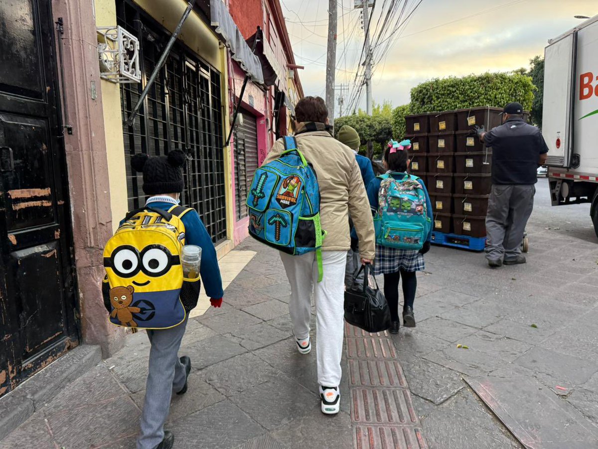 AlertaQro's tweet photo. 🏫❌Por baja demanda cierran cuatro escuelas del turno vespertino en #Querétaro

📚La titular de la #USEBEQ explicó que, al contrario de estas escuelas vespertinas, hay 246 escuelas de alta demanda entre primarias y secundarias en el municipio de Querétaro.⬇️ 

https://t.co/UbV7Ov9pTo