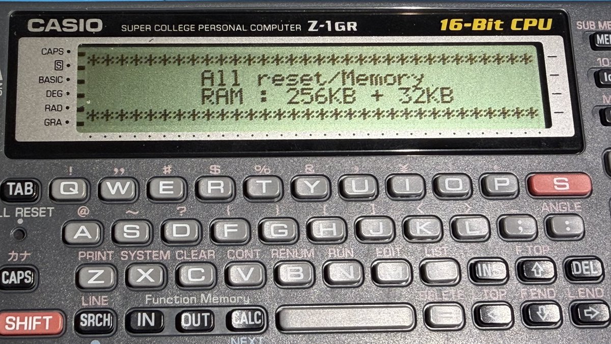 He cambiado la pantalla de la Z1-GR que le compré a TAKKエンジニアリング porque tiene una línea oscura de píxeles. La sustituiré por una de Z1-GRA. Creo que el problema pudo deberse al óxido de las pilas con el tiempo. También instalé una memoria original de 32K.
#Z1GRA