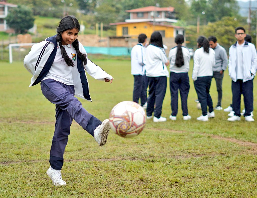 JorgeEmilioRey's tweet photo. Los jóvenes de #Manta pronto contarán con un estadio en mejores condiciones, acorde con su pasión por el fútbol y el deporte. A través del @ICCUGOB, hemos invertido $1.039 millones para mejorar este escenario deportivo mediante la instalación de iluminación tipo estadio, una intervención que permitirá ampliar su uso y garantizar condiciones adecuadas de seguridad y funcionalidad.

La obra, que será entregada el segundo semestre del 2026, contempla la implementación de un sistema integral de iluminación, que incluye la instalación de tres postes de concreto y cuatro mástiles, cada uno con 10 luminarias LED, así como sistema de control, transformador, canalizaciones, cableado en media y baja tensión, tableros eléctricos, equipos de medición y sistema de puesta a tierra.

Y es que una de las solicitudes más sentidas de la comunidad era poder utilizar el estadio en horario nocturno, pues la falta de iluminación limita los entrenamientos y los encuentros deportivos, especialmente para niños y jóvenes que estudian o trabajan durante el día.

El deporte es una herramienta fundamental para el buen uso del tiempo libre, la prevención y la formación de hábitos saludables. Por eso seguimos respaldando al alcalde Luis Felipe Vásquez con inversiones que se ven, se usan y fortalecen los espacios de encuentro comunitario.