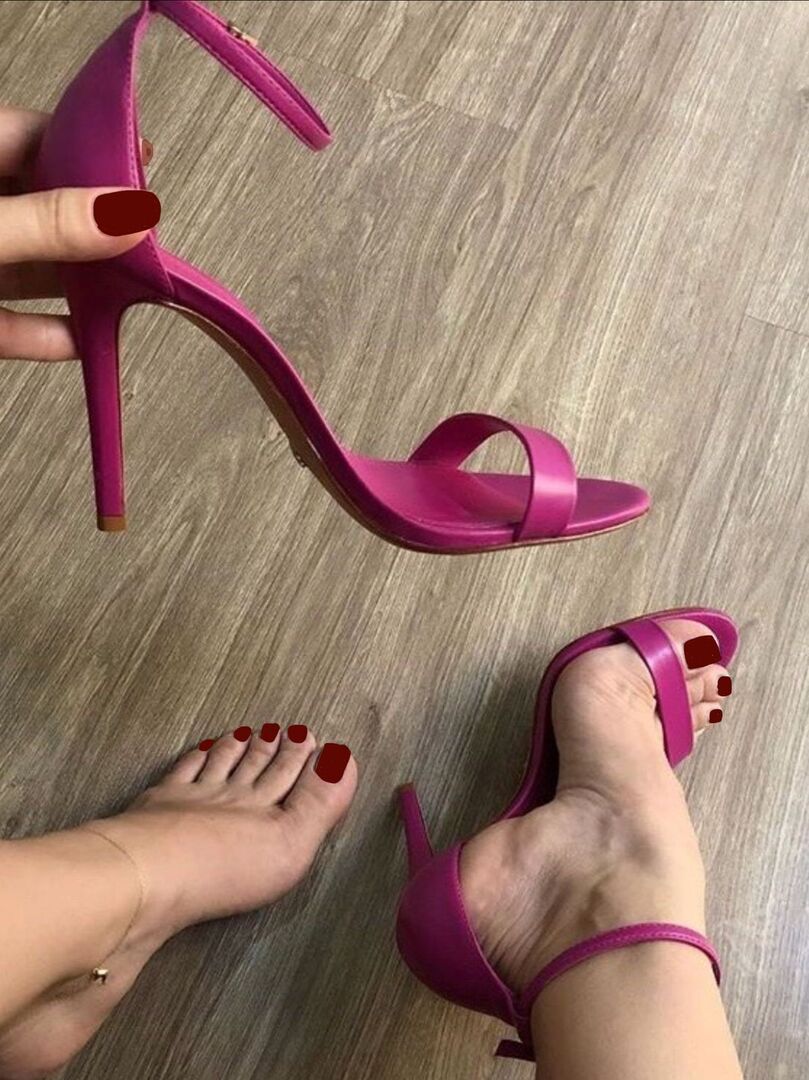 BettyStation's tweet photo. Like and retweet if you love her 👠💙    Follow me 4 daily cute heels! 👠💖 👠 #HighHeels  💖 👠 https://t.co/BFcXx5HnOH