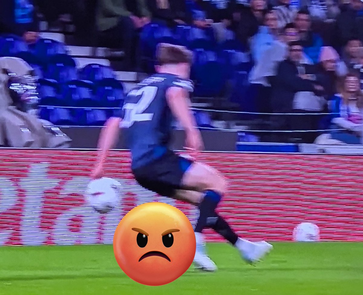 DragaoEternoo's tweet photo. Mรฃo ร bola nรฃo assinalada mesmo antes do golo dos Rangers ๐คฌ
#fcp #uel #rangers #ligaeuropa #fcporto #FCPRFC @fcporto https://t.co/9n61W9pRRZ