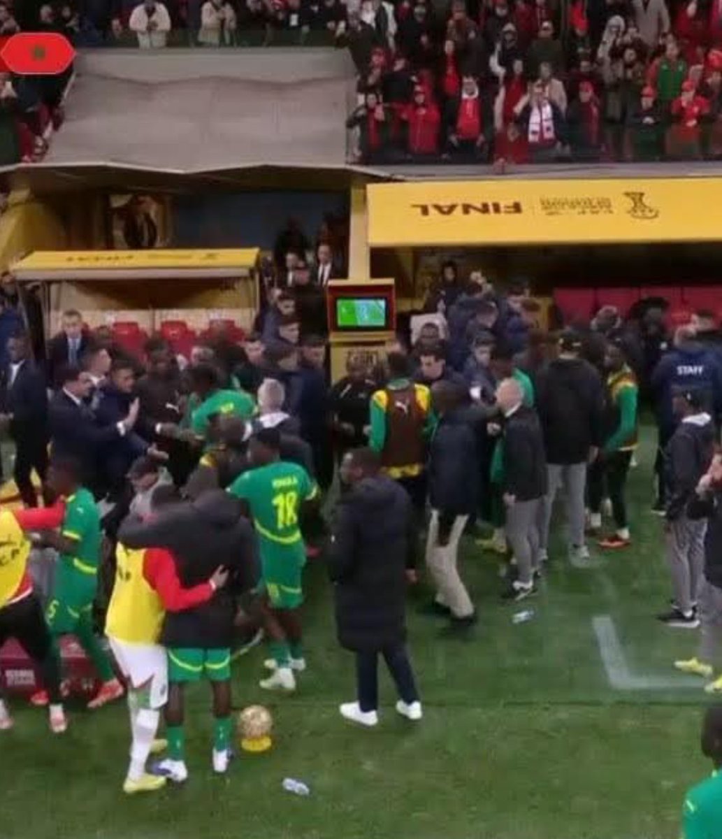 HatimelMourabit's tweet photo. C'est délirant , le staff et les joueurs du Sénégal ont envahi la zone de la VAR, et pourtant, la CAF a décidé de sanctionner le Maroc ! 😂😂😂
@CAF_Media @CAF_Online @fifa @FRMFOFFICIEL #senegal #maroc https://t.co/uletKUZ72J