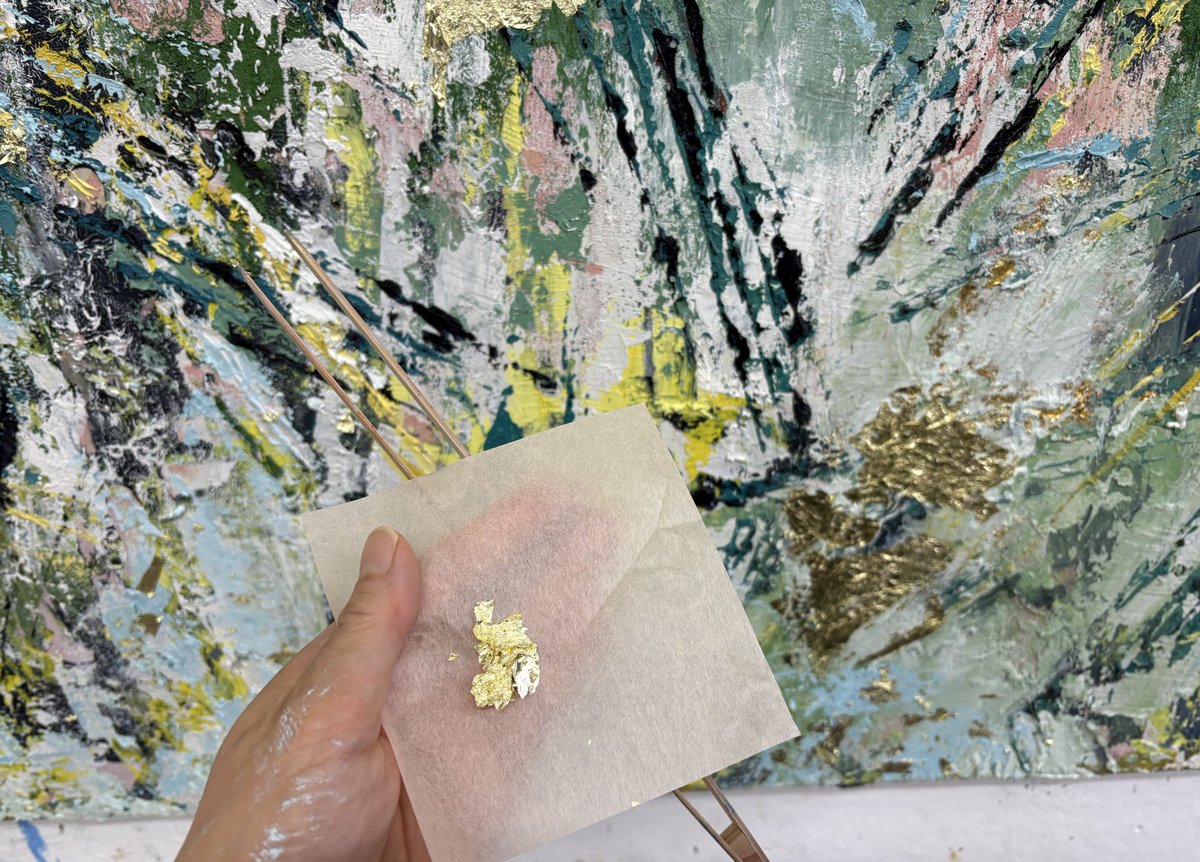 今日はリサーチ。いま制作中の絵で悩んでる箇所があって鉱石の色づかい