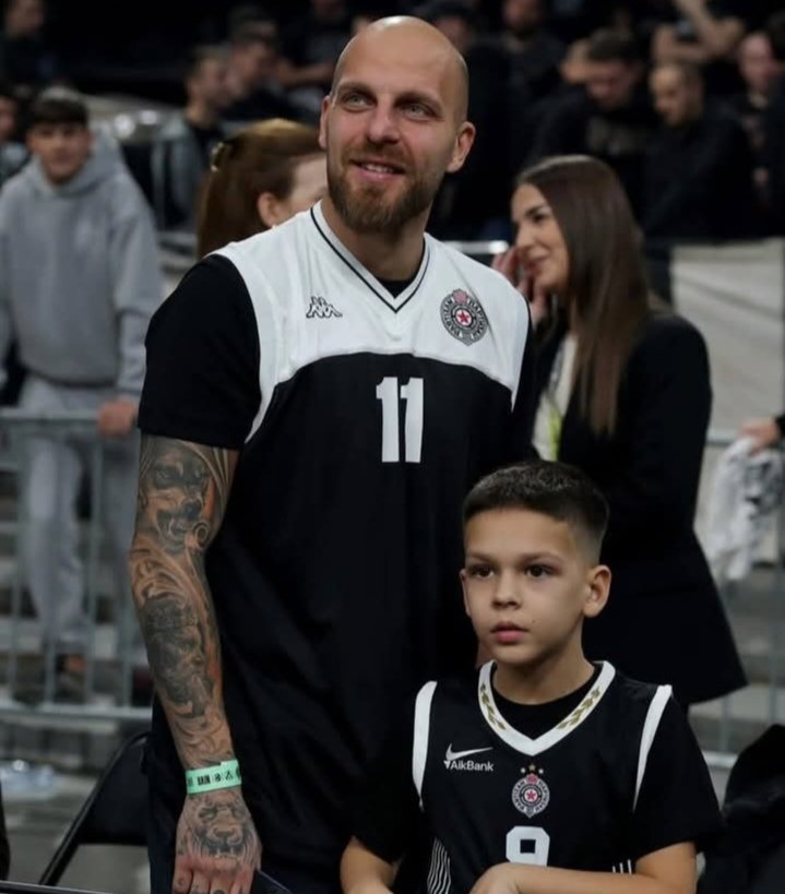 Са колена на колено! 🖤🤍