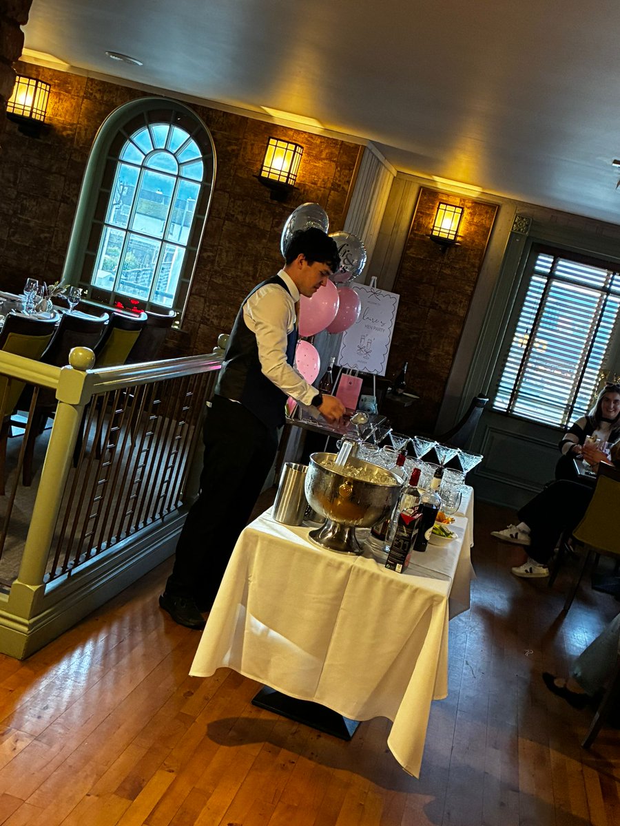 kayneskillarney's tweet image. Ryan was in full flow last weekend 
Shaking, stirring, pouring… &amp;amp; guiding a fabulous group of ladies through their very own cocktail masterclass

Get in touch today &amp;amp; let’s make it a night to remember. 
#kayneskillarney #cocktailmasterclass #shake #killarneynights #ourkillarney