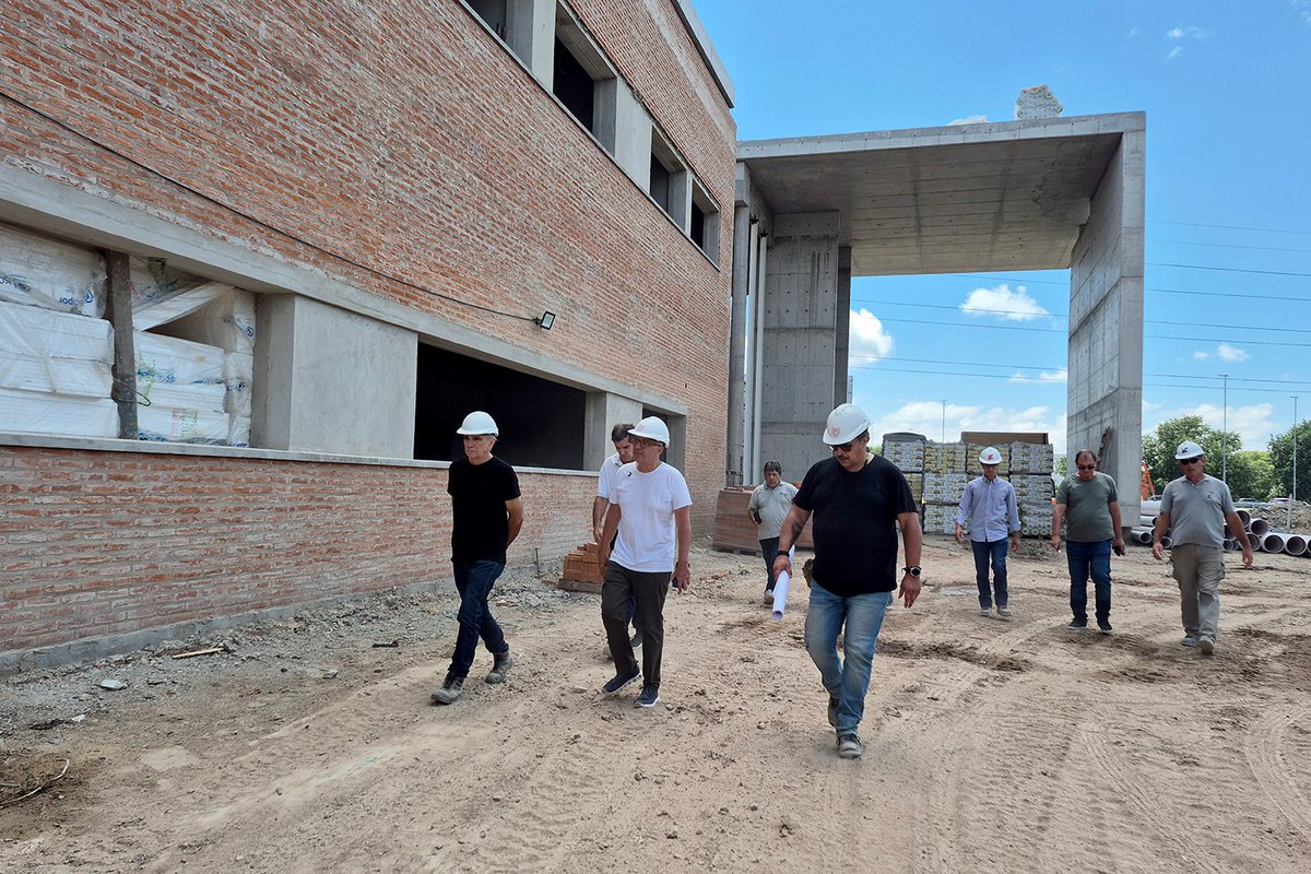 ZamoraJulio's tweet photo. ¡El Hospital de Alta Complejidad sigue avanzando! 💪🐯
Finalizamos las obras de hormigón y albañilería, y avanzamos con la colocación de carpinterías, contrapisos y las principales instalaciones, una obra que fortalecerá el sistema de salud para nuestros vecinos y vecinas.
#RecorriendoTigre