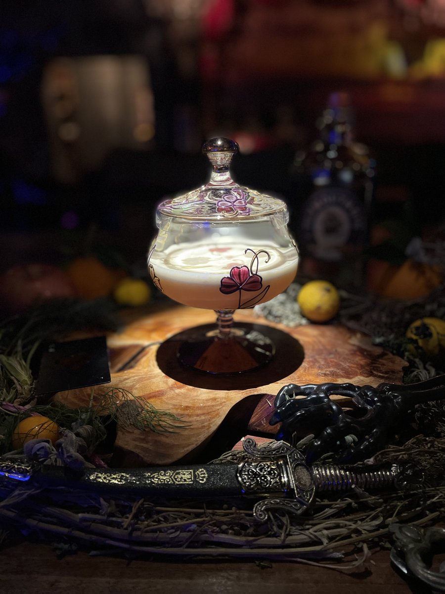 NpYiv's tweet photo. どうも御沙汰してます♪

今回は『ミリオンダラー』1890年頃に横浜グランドホテル総支配人のルイス・エッピンガー氏が考案。日本のバーテンダーの浜田晶吾氏が銀座『カフェーライオン』提供して大流行！サヴォイのレシピと浜田氏のレシピを参考に作成しました♪

大正ロマン溢れるカクテルにcheers🥂🥂 https://t.co/mCux0qaOFR