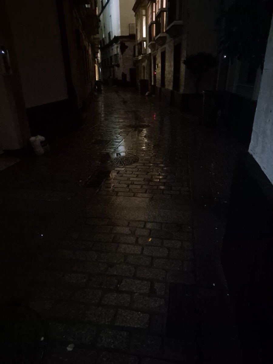 Así está el Barrio de San Juan y Obispo Urquinaona. Todos los días Cádiz a oscuras mientras más de tres millones de euros van para luces de Navidad.