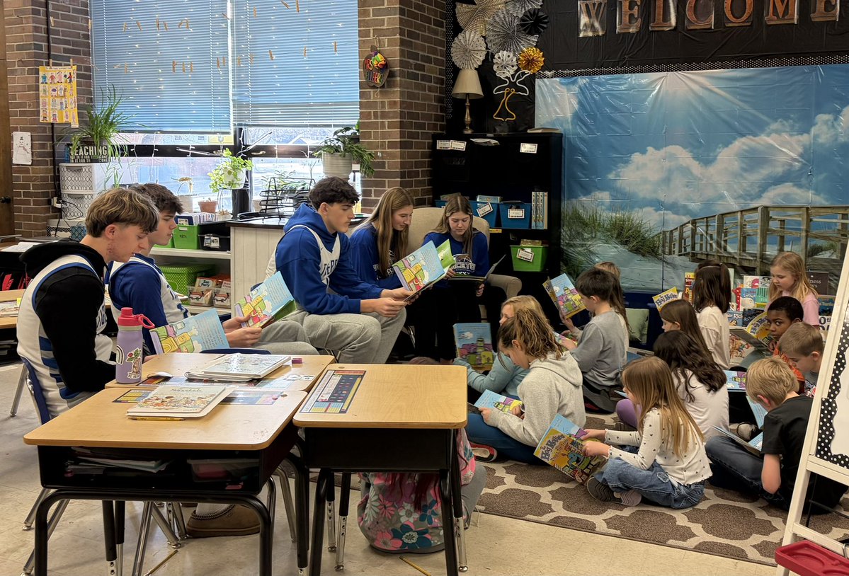 CarolineK2026's tweet image. The PHS basketball program “teamed-up”  for another 2nd &amp;amp; 7 visit to the  Jefferson Elementary School’s 2nd graders! 💙🏀

Each student gets to take home another Hog Mollie book to add to their collection, courtesy of @secondandseven!! @phstigergbb @PHS_TigersBball