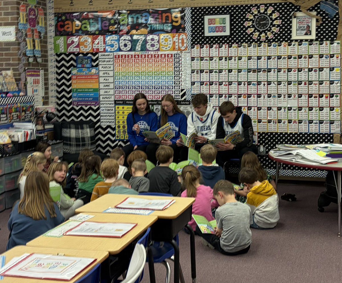 CarolineK2026's tweet image. The PHS basketball program “teamed-up”  for another 2nd &amp;amp; 7 visit to the  Jefferson Elementary School’s 2nd graders! 💙🏀

Each student gets to take home another Hog Mollie book to add to their collection, courtesy of @secondandseven!! @phstigergbb @PHS_TigersBball