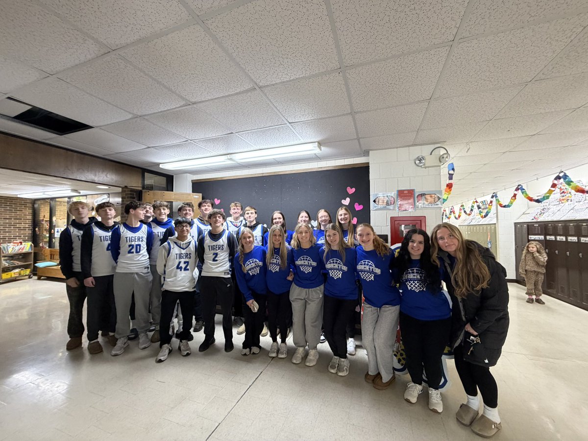 CarolineK2026's tweet image. The PHS basketball program “teamed-up”  for another 2nd &amp;amp; 7 visit to the  Jefferson Elementary School’s 2nd graders! 💙🏀

Each student gets to take home another Hog Mollie book to add to their collection, courtesy of @secondandseven!! @phstigergbb @PHS_TigersBball
