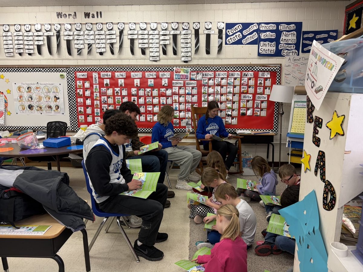 CarolineK2026's tweet image. The PHS basketball program “teamed-up”  for another 2nd &amp;amp; 7 visit to the  Jefferson Elementary School’s 2nd graders! 💙🏀

Each student gets to take home another Hog Mollie book to add to their collection, courtesy of @secondandseven!! @phstigergbb @PHS_TigersBball