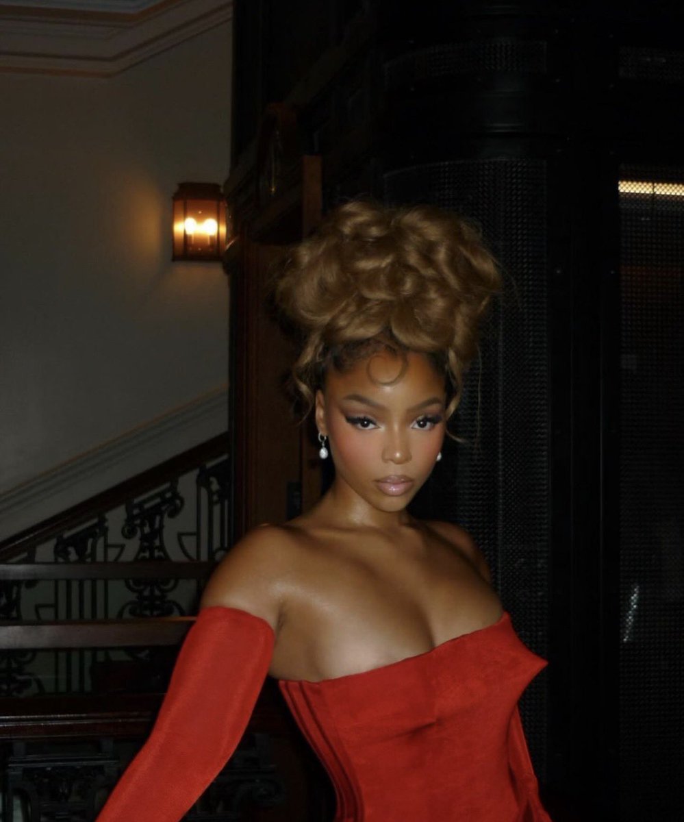 ChloeGarden_'s tweet image. Chloe in @RobertWun Couture SS24 at the @GlamourMagUK Women of the Year Awards