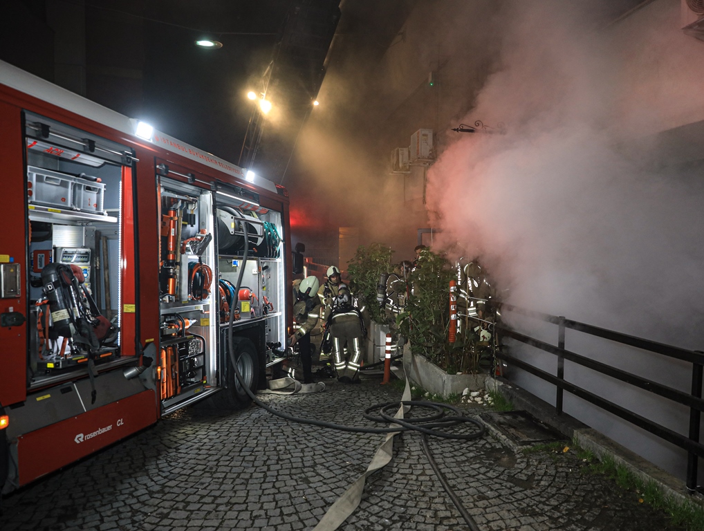 Beyoğlu Ömer Avni Mahallesi Karun Çıkmazı Sokak'taki 3 katlı otelin bodrum katında çıkan yangın söndürüldü.