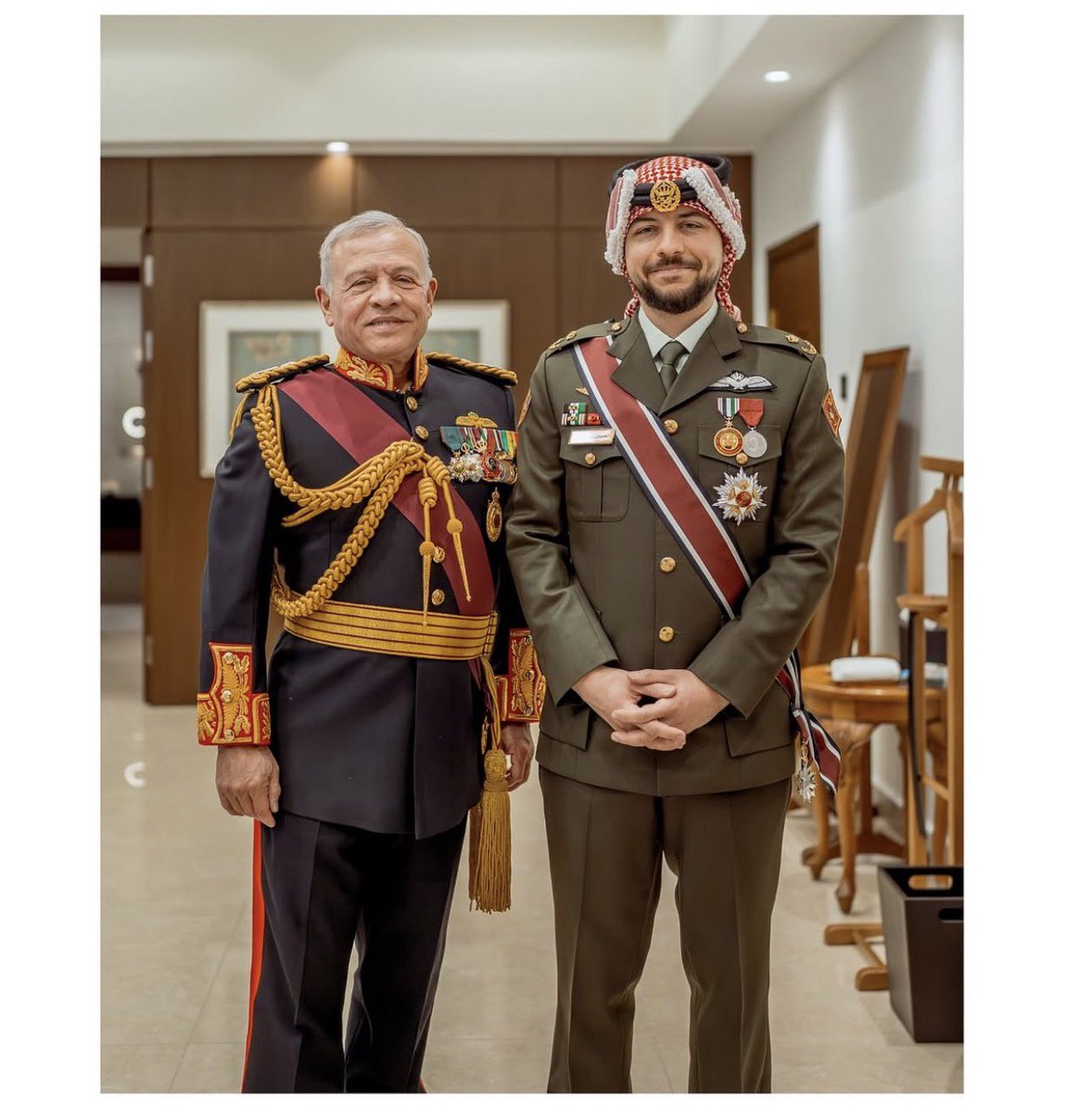 mahdialshowabk7's tweet photo. في ذكرى عيد ميلاد جلالة الملك عبدالله الثاني ابن الحسين، نقف بكل فخر واعتزاز أمام مسيرةٍ وطنيةٍ حافلةٍ بالإنجاز والعطاء، قاد بها جلالته الأردن بحكمةٍ واقتدار، فكان نموذجًا في الثبات والتقدم والاعتدال لقد رسّخ جلالته قيم الانتماء والولاء، وعمل بإخلاص من أجل رفعة الوطن وكرامة المواطن، ليبقى الأردن واحة أمنٍ واستقرار.
كل عام وجلالة سيدنا بألف خير، حفظه الله ورعاه، وأدامه قائدًا هاشميًا مُلهمًا، ومعك وبك ماضون نحو مستقبلٍ أكثر إشراقًا❤️🇯🇴
#ميلاد_سيدنا #مع_القائد #الاردن