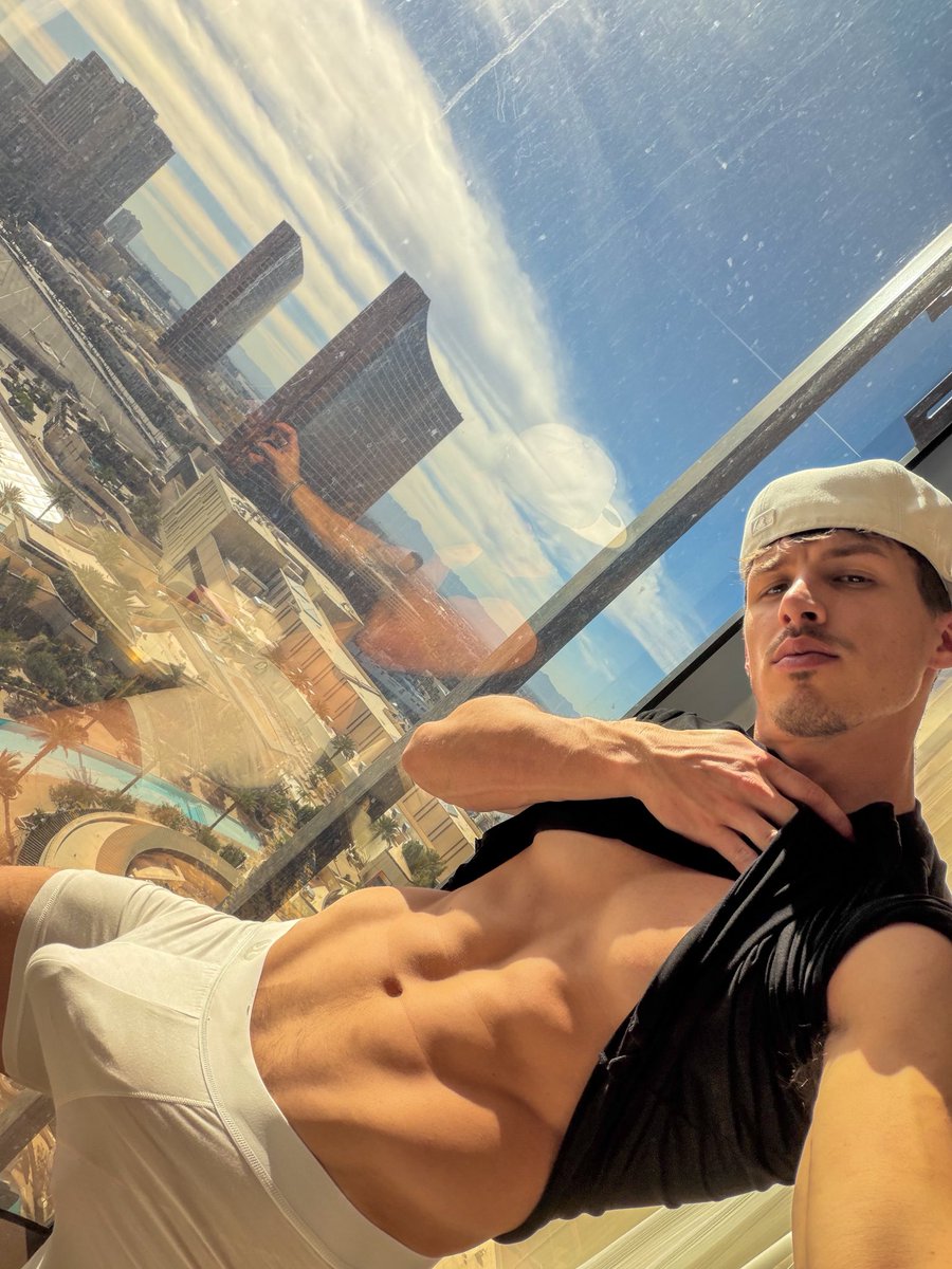 rippedshow96's tweet photo. Are the windows in vegas tinted? https://t.co/YksD6Bj14m