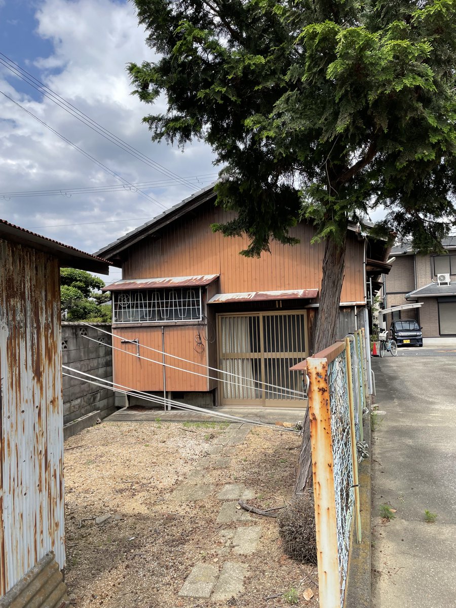空き家から廃墟へ…
ロープで立ち入り禁止(乂'ᵕ' )ﾀﾞﾒｰ