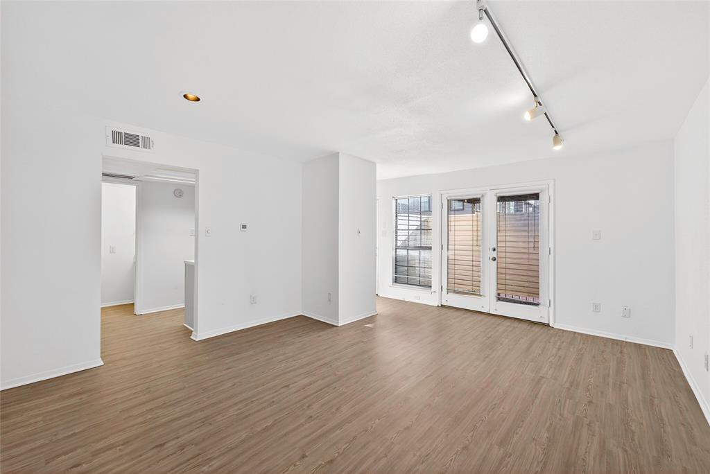 rhodesgrouptx's tweet image. Move-in ready Dallas condo! 1 Bed • 1.5 Bath • $280,000. Open living space, primary suite w/ en suite &amp;amp; closet, private covered patio, washer/dryer, and dedicated parking. Minutes from Oak Lawn &amp;amp; Dallas amenities. #BurtonRhodes #CompassDFW #DallasCondos