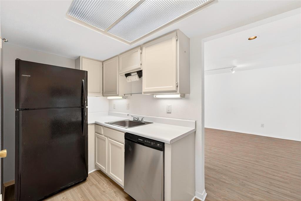 rhodesgrouptx's tweet image. Move-in ready Dallas condo! 1 Bed • 1.5 Bath • $280,000. Open living space, primary suite w/ en suite &amp;amp; closet, private covered patio, washer/dryer, and dedicated parking. Minutes from Oak Lawn &amp;amp; Dallas amenities. #BurtonRhodes #CompassDFW #DallasCondos