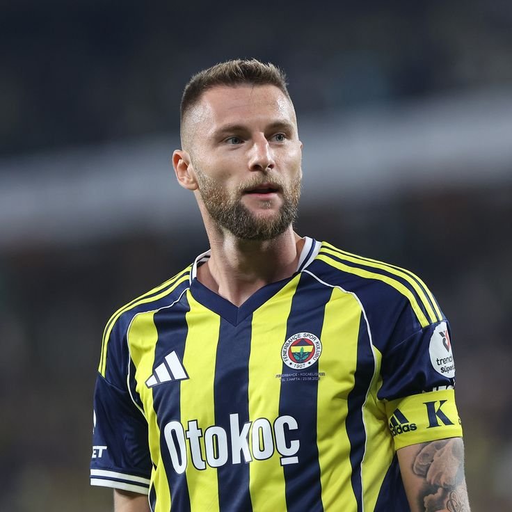 hani bazen kalabalığın içinde birini ararsın ya bizimki de o hesap sen sen ol bir daha ceza alma kral #FCSBvFB