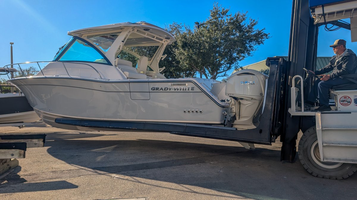 FishTaleSales's tweet image. The Grady-White Express 340 has just arrived, making its debut in Fort Myers!

Come and see the refined cockpit and cabin on this new model. #GradyWhite