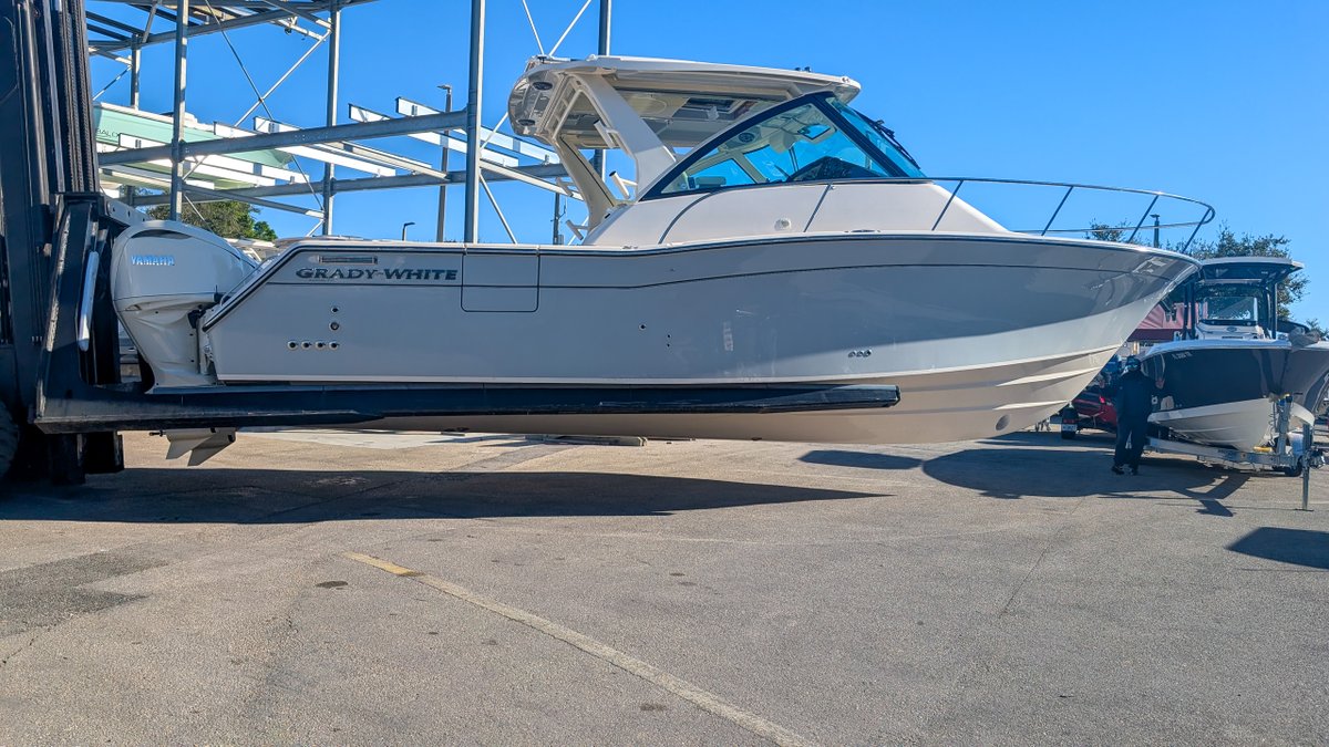 FishTaleSales's tweet image. The Grady-White Express 340 has just arrived, making its debut in Fort Myers!

Come and see the refined cockpit and cabin on this new model. #GradyWhite