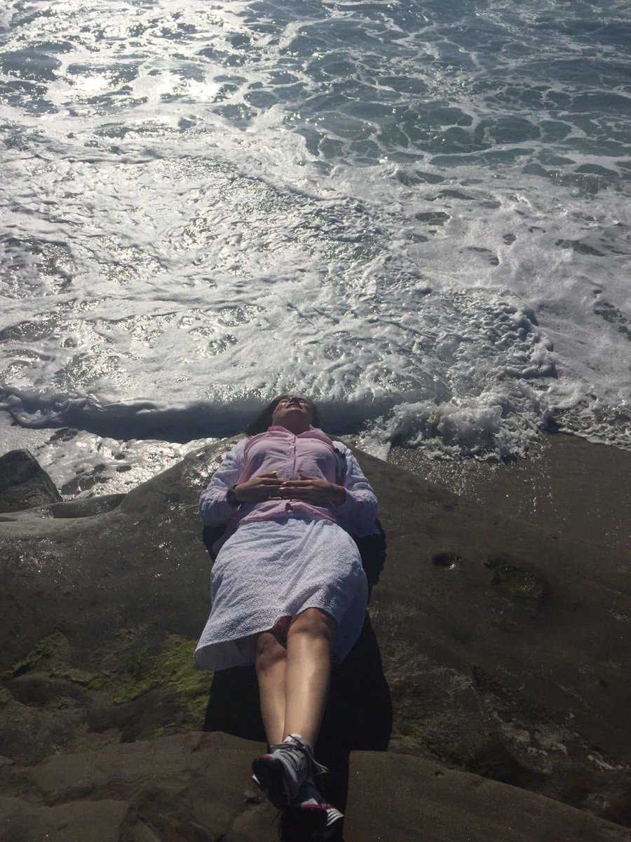 ژیلا صادقی یکی از آویختگان عبای خامنه‌ایست.
ارادتمند و سرویس دهنده به سپاه ، مدافع حجاب اجباری، اسباب بازی حزب‌الهی‌ها ...موجوداتی مثل او کم نیستند.
کسانی که روی خون مردم برای قاتلان میرقصند...نه سواد دارند ، نه تخصص و نه شرافت...
این هم آلبومی از او در آمریکا....
#ژیلا_صادقی