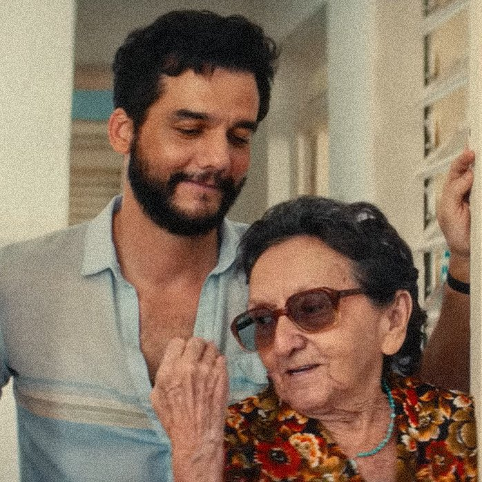 tracklist's tweet photo. Wagner Moura falou à Variety sobre o apoio dos brasileiros com “O Agente Secreto”:

“O que está acontecendo com este filme, especialmente depois do que aconteceu com ‘Ainda Estou Aqui’, é incrível. A atenção que esses filmes brasileiros estão recebendo é especial. E o Brasil agora tem um governo que é favorável à cultura, ao cinema. Ver os brasileiros se reunindo em torno de filmes culturais, dizendo: ‘Esses artistas nos representam’, é lindo.”