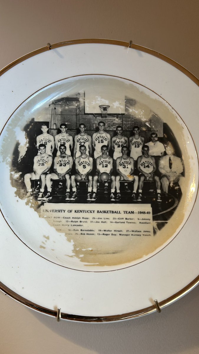 uktomwalker's tweet photo. @kybballstuff 1948/49 UK team plate. https://t.co/2LEcuzYtpA