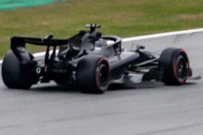 🚨AMR26 de ASTON MARTIN 🚨

🔥RADICAL🔥

MIRAR LA SALIDA DE AIRE DE LA CUBIERTA MOTOR , EL CORTE DE LOS PONTONES Y LAS SUSPENSIONES DELANTERAS SON RADICALES 

#AstonMartinF1 #F1Testing #F1