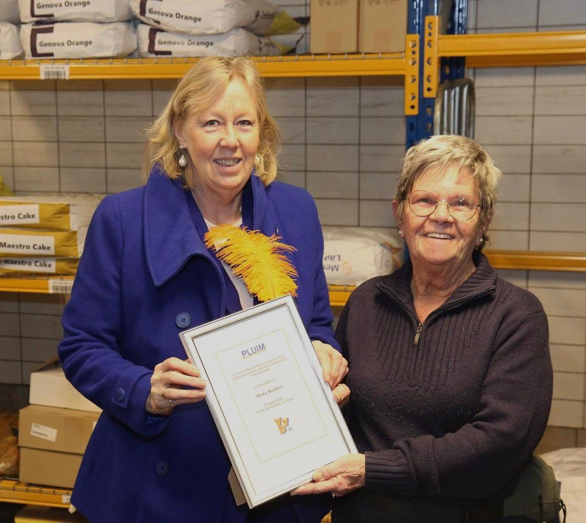 VVDLdamVburg's tweet photo. Vandaag zetten we Mieke Reeders in het zonnetje ๐ Al jarenlang snijdt en verdeelt zij brood voor inwoners uit onze gemeente die een beetje hulp kunnen gebruiken. Daarom heeft onze lijsttrekker Astrid van Eekelen haar vandaag een welverdiende pluim uitgereikt! #pluim #thuisinlv https://t.co/fcNYHCVLU6