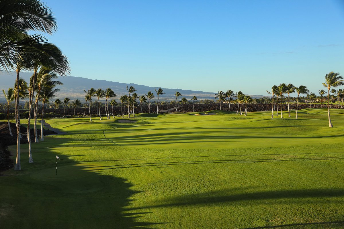 Traveling to Mauna Lani soon and want to hit the course? The Wikiwiki Course is your spot. This scenic nine-hole par-3 walking course offers quick, fun rounds framed by stunning views and Hawaiʻi’s natural beauty.