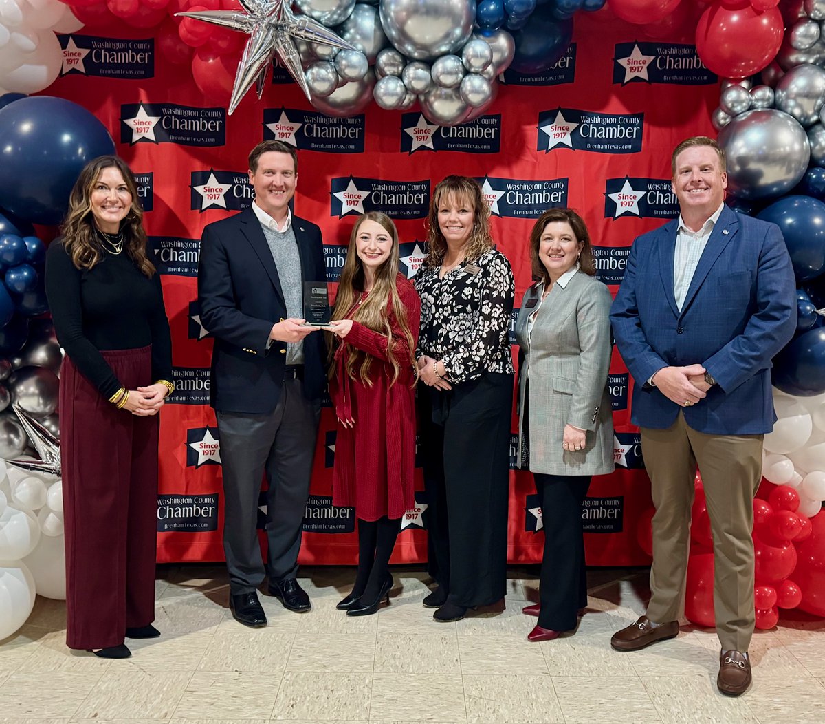 VeraBankNA's tweet photo. The Washington County community showed up for us and we’re forever grateful! We’re honored to be named Washington County’s 2025 Business of the Year. Customers, neighbors, local businesses – you made us feel supported and welcomed us with open arms as we ventured into Brenham. Excited to continue to grow alongside you! #VeraBank