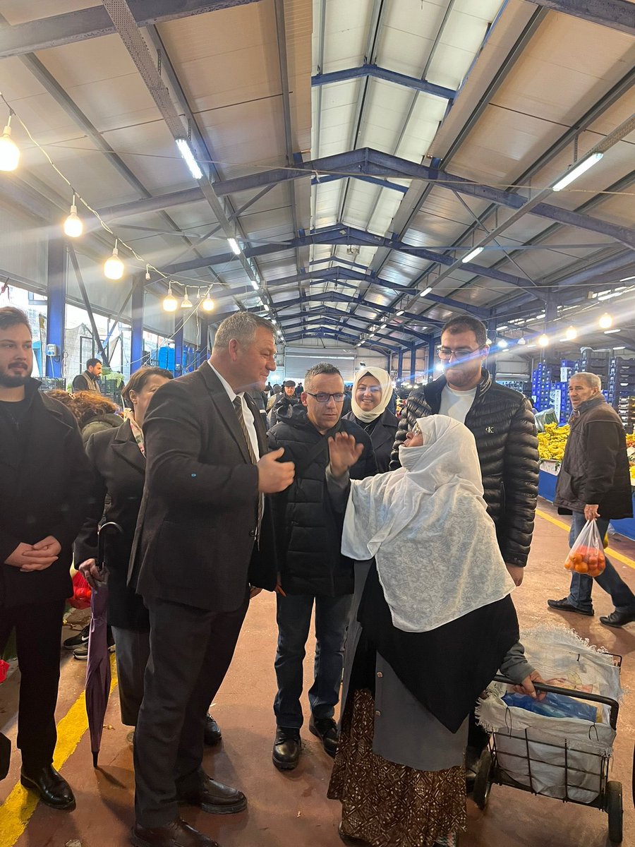 📍Perşembe Pazar / Esnaf Ziyareti

🔸Bugün Perşembe pazarı esnafımızı ziyaret ederek esnafımızın sorun ve taleplerini dinledik, Hayırlı bol bereketli kazançlar diledik.